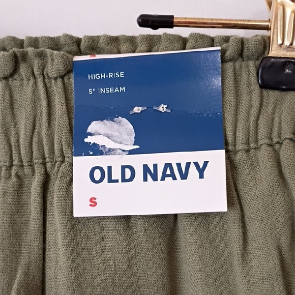 Old Navy Women's Cargo Shorts in Olive - Picture 4 of 8